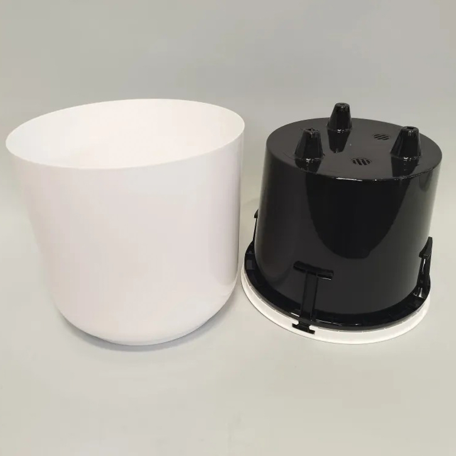 Кашпо пластм. "Дельта" 9,8л d верха 250мм h220мм со вставкой 8л Белый Д25-10 *1