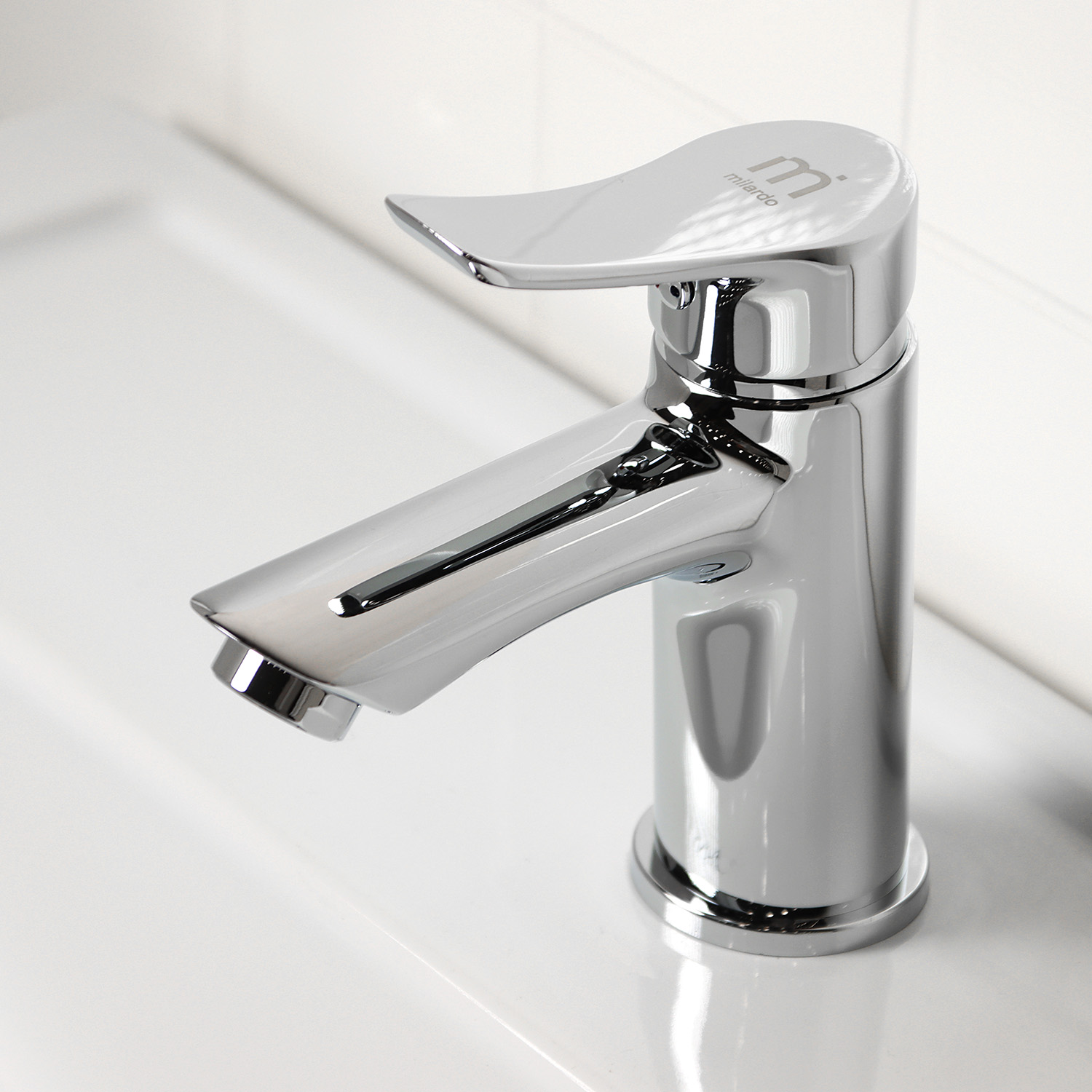 Смеситель для умывальника Milardo Amplex AMPSB00M01, короткий излив, рычажный