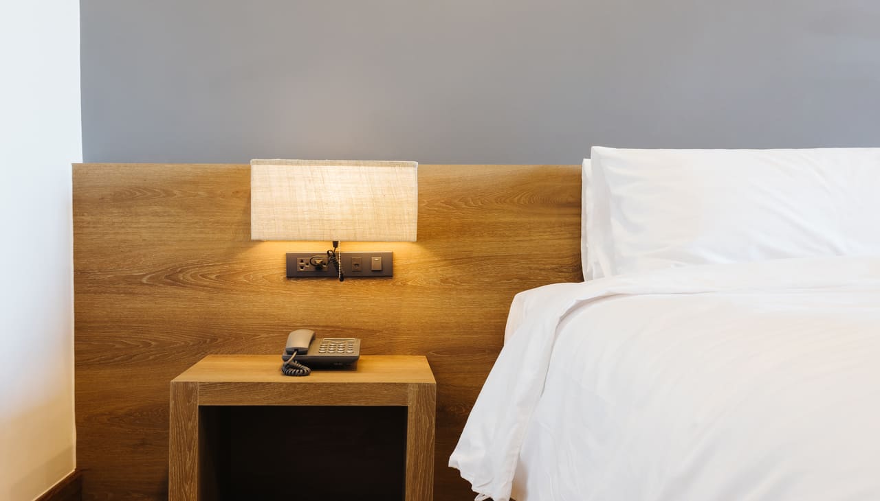 krovat-v-spal-ne (1).jpg