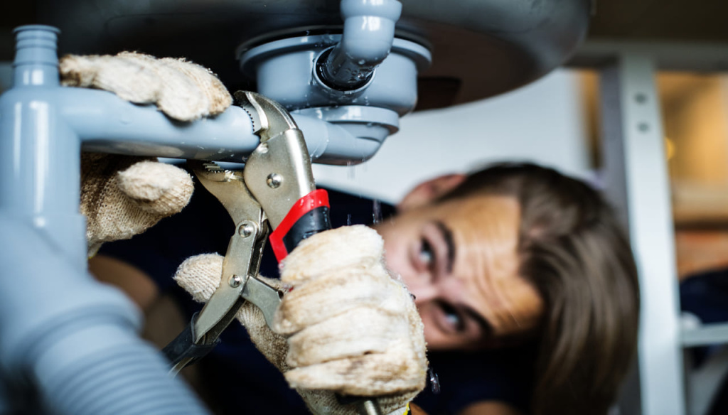 man-fixing-kitchen-sink (1).jpg