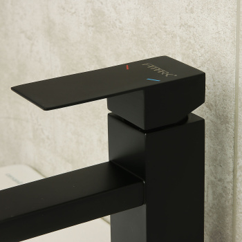 Смеситель для умывальника FMARK FS8101H, короткий излив, рычажный