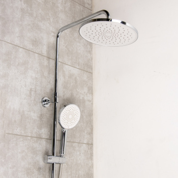 Смеситель д/ванны термостатич. со стойкой для душа + ручной и тропич. душ Milardo ILSSBTHM06 *1/3