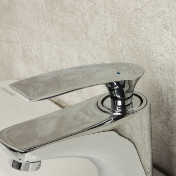 Смеситель для умывальника Potato P10234, короткий излив, рычажный